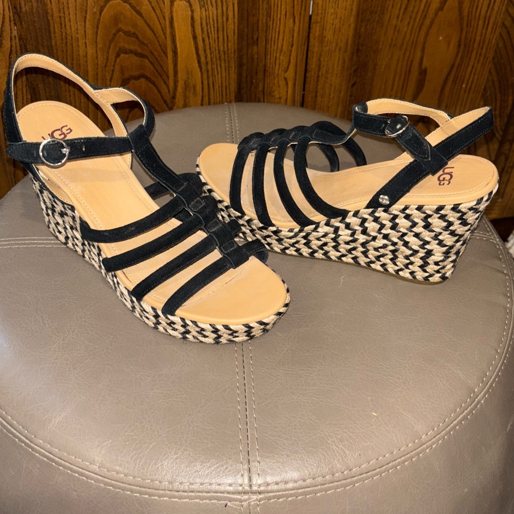 UGG Women's Strappy Wedge Sandal 9.5 Black Cream Tan Stripe Chevron Cressida